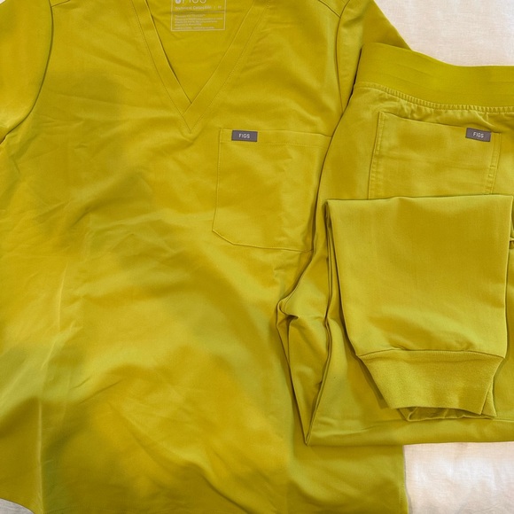 FIGS Bright Yellow limeade Scrub set - Picture 1 of 3